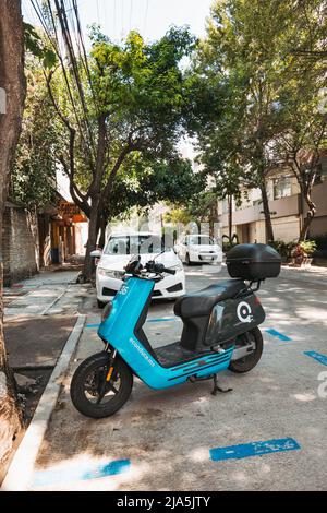 Ein eConduce-Elektromoped, das auf einer Straße in Mexiko-Stadt, Mexiko, geparkt ist. Der Roller wird per Handy-App freigeschaltet und kann überall wieder geparkt werden Stockfoto