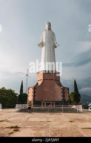 Die 21 Meter hohe Statue des Cristo de Tenancingo in Tenancingo de Degollado, Mexiko. Angeblich eine der höchsten Statuen Christi auf dem Kontinent Stockfoto