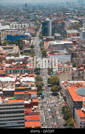 Eine Luftaufnahme, während der Verkehr auf Eje Central Av Lázaro Cárdenas in Mexiko-Stadt aufbaut Stockfoto