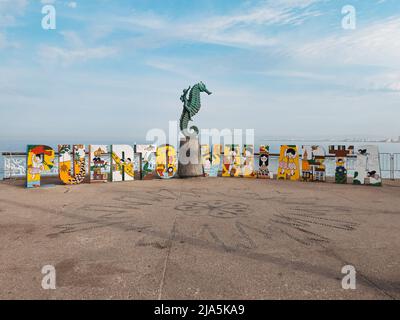 Das farbenfrohe Namensschild der Stadt auf dem Malecon in Puerto Vallarta, Jalisco, Mexiko Stockfoto