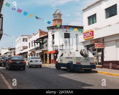 Ein gepanzertes Sicherheitsfahrzeug, das Bargeld transportiert und vor einem Oxxo-Geschäft in der Stadt Puerto Vallarta, Jalisco, Mexiko, geparkt ist Stockfoto