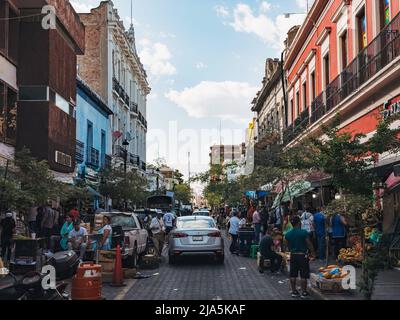 Ein überfüllter Obst- und Gemüsemarkt auf einer Stadtstraße im Zentrum von Guadalajara, Mexiko Stockfoto