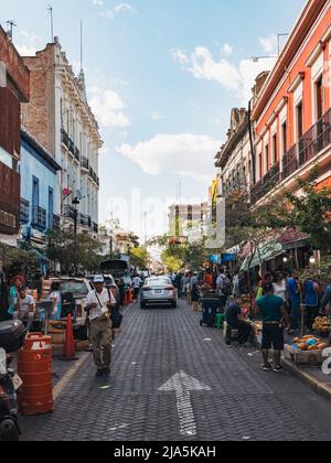 Ein überfüllter Obst- und Gemüsemarkt auf einer Stadtstraße im Zentrum von Guadalajara, Mexiko Stockfoto