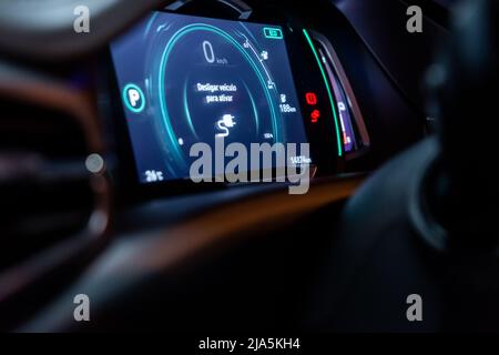 Elektrische Auto Perspektive Blick über digitale Tachometer Armaturenbrett in portugiesischer Sprache. Stockfoto