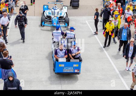 Indianapolis, Indiana, USA. 27.. Mai 2022. ALEX PALOU (10) aus Barcelona, Spanien, und die Crew bereiten sich auf das Training für den Indianapolis 500 auf dem Indianapolis Motor Speedway in Indianapolis Indiana vor. (Bild: © Walter G. Arce Sr./ZUMA Press Wire) Bild: ZUMA Press, Inc./Alamy Live News Stockfoto