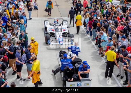 Indianapolis, Indiana, USA. 27.. Mai 2022. TONAY KANAAN (1) aus Salvador, Brasilien, und die Crew bereiten sich auf das Training für den Indianapolis 500 auf dem Indianapolis Motor Speedway in Indianapolis Indiana vor. (Bild: © Walter G. Arce Sr./ZUMA Press Wire) Bild: ZUMA Press, Inc./Alamy Live News Stockfoto