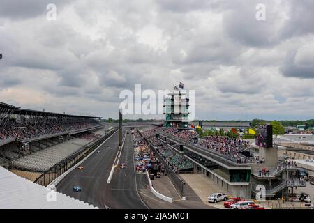 Indianapolis, Indiana, USA. 27.. Mai 2022. JIMMIE JOHNSON (48) (R) aus El Cjon, Kalifornien, praktiziert für die Indianapolis 500 auf dem Indianapolis Motor Speedway in Indianapolis, Indiana. (Bild: © Walter G. Arce Sr./ZUMA Press Wire) Bild: ZUMA Press, Inc./Alamy Live News Stockfoto