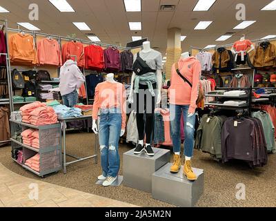 Springfield, IL USA - 2. Mai 2022: Eine Ausstellung von Carhartt-Damenbekleidung zum Verkauf im Scheels Sporting Goods Store in Springfield, Illinois. Stockfoto