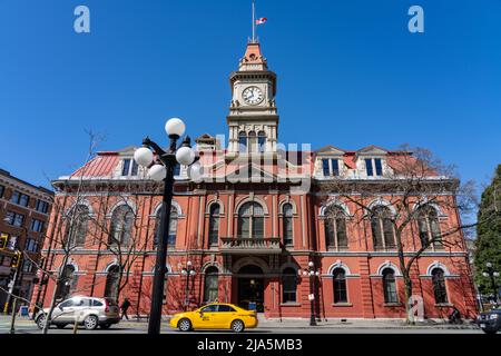 Victoria, BC, Kanada - April 14 2021 : Victoria Old City Hall wurde 1890 fertiggestellt. Stockfoto