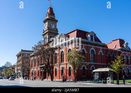 Victoria, BC, Kanada - April 14 2021 : Victoria Old City Hall wurde 1890 fertiggestellt. Stockfoto