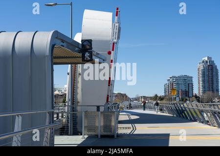 Victoria, BC, Kanada - April 14 2021 : Neu umgebaute Johnson Street Bridge mit Wander- und Fahrradwegen. Stockfoto