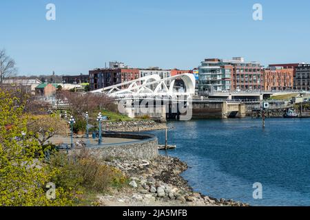 Victoria, BC, Kanada - 14 2021. April : Neu umgebaute Johnson Street Bridge über den Hafen. West Bridge Plaza Festival Park. Stockfoto