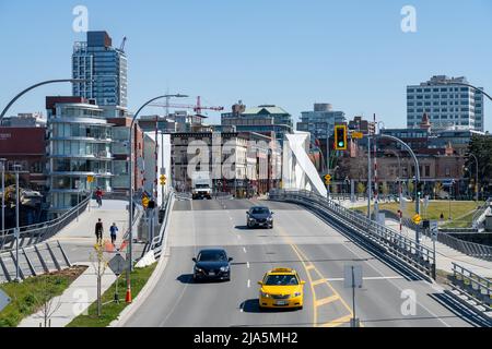 Victoria, BC, Kanada - April 14 2021 : Fahrzeuge und Fußgänger überqueren auf der neu aufgebauten Johnson Street Bridge. Stockfoto