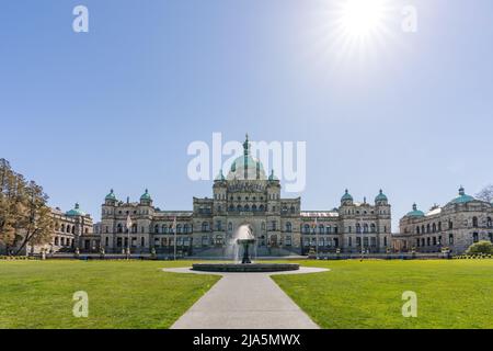 Victoria, BC, Kanada - April 14 2021 : Parlamentsgebäude von British Columbia. Brunnen Der Gesetzgebenden Versammlung. Stockfoto