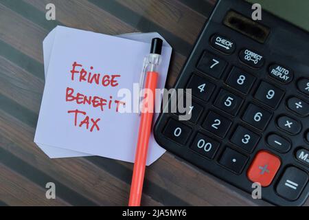 Konzept der Fringe Benefit Tax Schreiben Sie auf Haftnotizen isoliert auf Holztisch. Stockfoto