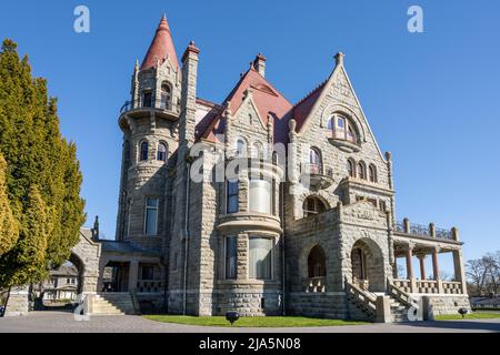 Victoria, BC, Kanada - April 14 2021 : Craigdarroch Castle Vorderansicht. Craigdarroch National Historic Site of Canada. Stockfoto