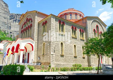Die wichtigste griechisch-orthodoxe Kirche in der kleinen Stadt Kalampaka. Griechenland Sommer bewölkten Tag in Meteora Bergtal. Stockfoto