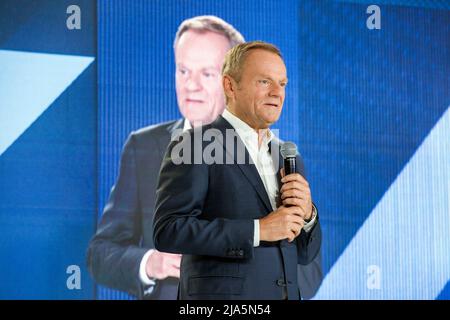 Warschau, Polen. 27.. Mai 2022. Donald Tusk, führender Oppositionsführer, spricht während der Versammlung. Die Konvention der Bürgerplattform (Platforma Obywatelska PO) - der größten Oppositionspartei in Polen - hielt eine Konvention unter dem Titel "Hilfreiche Polen" ab. Das Hauptthema waren die galoppierende Inflation und die sich verschlechternden Lebensbedingungen der Durchschnittsbürger. Den Vorsitz der Versammlung führte Donald Tusk, der Vorsitzende der Bürgerplattform und ehemaliger Premierminister. (Foto von Attila Husejnow/SOPA Images/Sipa USA) Quelle: SIPA USA/Alamy Live News Stockfoto