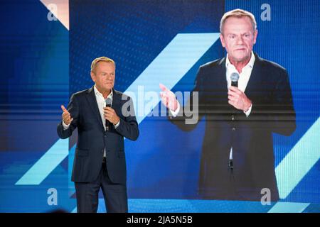 Warschau, Polen. 27.. Mai 2022. Donald Tusk, führender Oppositionsführer, spricht während der Versammlung. Die Konvention der Bürgerplattform (Platforma Obywatelska PO) - der größten Oppositionspartei in Polen - hielt eine Konvention unter dem Titel "Hilfreiche Polen" ab. Das Hauptthema waren die galoppierende Inflation und die sich verschlechternden Lebensbedingungen der Durchschnittsbürger. Den Vorsitz der Versammlung führte Donald Tusk, der Vorsitzende der Bürgerplattform und ehemaliger Premierminister. (Foto von Attila Husejnow/SOPA Images/Sipa USA) Quelle: SIPA USA/Alamy Live News Stockfoto