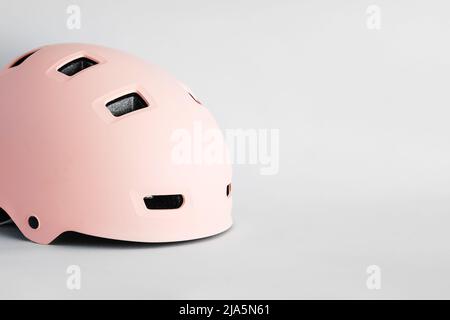 Rosa Helm auf WEISSEM Hintergrund. Schutz vor Aktivitäten für Kinder im Freien Stockfoto