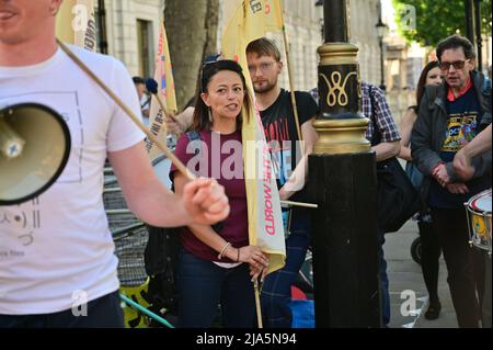 Downing Street, London, Großbritannien. 27 Mai 2022. Die Gewerkschaft United Voices of the World organisiert einen Protest vor der Downing Street, während die Se Grey den Missbrauch von Mitarbeitern während der Sperre aufdeckt. Die Demonstranten forderten auch Gerechtigkeit für Belly Mujinga und Emanuel Gomes, die während der Sperre sterben. Stockfoto