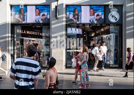 Madrid, Spanien. 28.. Mai 2022. Shopper und Fußgänger sind im offiziellen Markenladen und Logo des spanischen Fußballteams Real Madrid Club in Spanien zu sehen. Kredit: SOPA Images Limited/Alamy Live Nachrichten Stockfoto