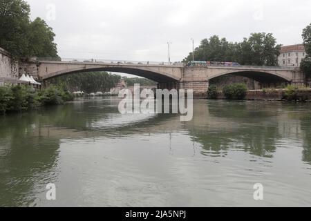 Roma, il Tevere e pericolosamtne in secca, rispetto alle medien del Periodo. Stockfoto