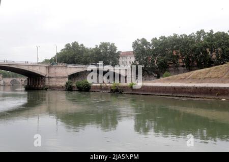 Roma, il Tevere e pericolosamtne in secca, rispetto alle medien del Periodo. Stockfoto