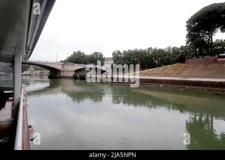 Roma, il Tevere e pericolosamtne in secca, rispetto alle medien del Periodo. Stockfoto