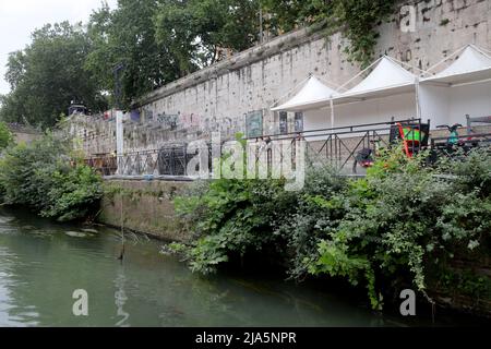 Roma, il Tevere e pericolosamtne in secca, rispetto alle medien del Periodo. Stockfoto