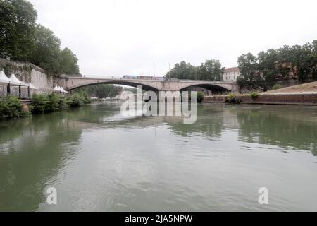 Roma, il Tevere e pericolosamtne in secca, rispetto alle medien del Periodo. Stockfoto