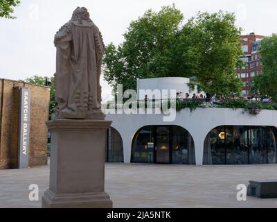 London, Greater London, England, Mai 14 2022: Vardo Restaurant auf dem Duke of York Platz gleich an der Kings Road in Chelsea. Stockfoto