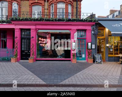 London, Greater London, England, Mai 14 2022: Bunte Cafés in South Kensington am Abend Stockfoto