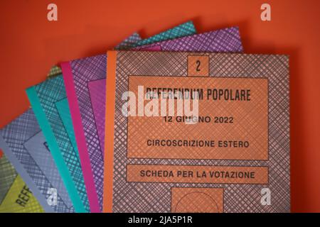 Rom, Italien. 27.. Mai 2022. Italienische Staatsbürger, die im Ausland leben, erhalten Briefe mit Informationen über das "Referendum Popolari Abrogativi 12 Giugno 2022", die Volksabstimmungen zur Aufhebung der Volksabstimmung am 12. Juni 2022. 1. Roter Stimmzettel für das Referendum Nr. 1: Aufhebung des konsolidierten Textes der Bestimmungen über die Unantastbarkeit und das Verbot der Ausübung von Wahlpflichten und Regierungsstellen aufgrund von Urteilen wegen nicht schuldhafter Straftaten 2. Oranger Stimmzettel für das Referendum Nr. 2: Begrenzung von Vorsorgemaßnahmen: Aufhebung des letzten Satzes von Artikel 274 Absatz 1 Buchstabe c Strafprozessordnung Stockfoto