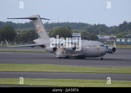 94-0069, eine Boeing C-17A Globemaster III, die von der West Virginia Air National Guard der United States Air Force auf dem Prestwick Airport in Ayrshire, Schottland, betrieben wird. Das Flugzeug wird mit dem 167. Airlift Wing bedient, der auf der Shepherd Field Air National Guard Base in Martinsburg, West Virginia, stationierte ist. Stockfoto