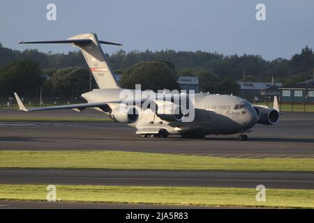 94-0069, eine Boeing C-17A Globemaster III, die von der West Virginia Air National Guard der United States Air Force auf dem Prestwick Airport in Ayrshire, Schottland, betrieben wird. Das Flugzeug wird mit dem 167. Airlift Wing bedient, der auf der Shepherd Field Air National Guard Base in Martinsburg, West Virginia, stationierte ist. Stockfoto