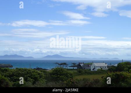 Anglesey, Wales Landschaft von Meer und Snowdonia. Wunderschöne Sommerszene mit blauem Himmel. Stockfoto