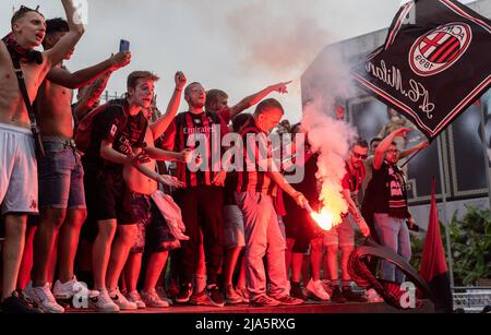 Mailand, Italien, 22.. Mai 2022. „Tifosi“, die den AC Mailand unterstützen, feiern ihren Sieg beim „campionato di calcio“ 2021-2022 am Stützpunkt von Vittorio EM Stockfoto