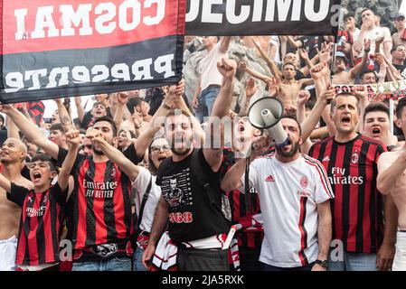 Mailand, Italien, 22.. Mai 2022. „Tifosi“, die den AC Mailand unterstützen, feiern ihren Sieg beim „campionato di calcio“ 2021-2022 am Stützpunkt von Vittorio EM Stockfoto