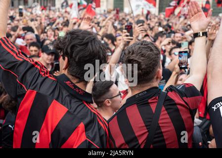 Mailand, Italien, 22.. Mai 2022. „Tifosi“, die den AC Mailand unterstützen, feiern ihren Sieg beim „campionato di calcio“ 2021-2022 am Stützpunkt von Vittorio EM Stockfoto