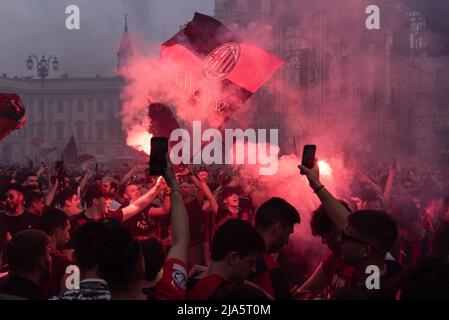 Mailand, Italien, 22.. Mai 2022. „Tifosi“, die den AC Mailand unterstützen, feiern ihren Sieg beim „campionato di calcio“ 2021-2022 am Stützpunkt von Vittorio EM Stockfoto