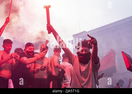 Mailand, Italien, 22.. Mai 2022. „Tifosi“, die den AC Mailand unterstützen, feiern ihren Sieg beim „campionato di calcio“ 2021-2022 am Stützpunkt von Vittorio EM Stockfoto