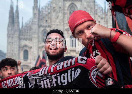 Mailand, Italien, 22.. Mai 2022. „Tifosi“, die den AC Mailand unterstützen, feiern ihren Sieg beim „campionato di calcio“ 2021-2022 am Stützpunkt von Vittorio EM Stockfoto
