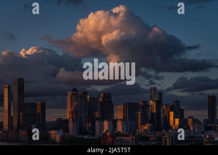 London, Großbritannien. 27.. Mai 2022. UK Wetter: Abendlicht und Wolke über Canary Wharf Business Park Gebäude im Osten Londons. Kredit: Guy Corbishley/Alamy Live Nachrichten Stockfoto