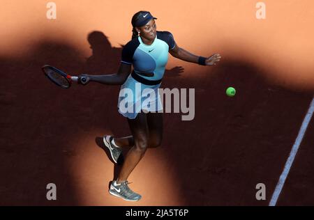 Paris, Frankreich. 27.. Mai 2022. DIE US Sloane Stephens spielt am Freitag, den 27. Mai 2022, gegen Diane Parry aus Frankreich während des Spiels der French Tennis Open in Roland Garros bei Paris. Stephens gewann 6-2, 6-3. Foto von Maya Vidon-White/UPI Credit: UPI/Alamy Live News Stockfoto