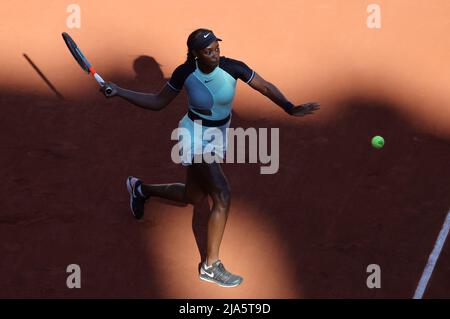 Paris, Frankreich. 27.. Mai 2022. DIE US Sloane Stephens spielt am Freitag, den 27. Mai 2022, gegen Diane Parry aus Frankreich während des Spiels der French Tennis Open in Roland Garros bei Paris. Stephens gewann 6-2, 6-3. Foto von Maya Vidon-White/UPI Credit: UPI/Alamy Live News Stockfoto