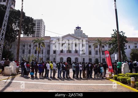 Nairobi, Kenia. 27.. Mai 2022. Kenianische Fußballfans stehen im Kenyatta International Convention Center vor der Schlange, um die Trophäe während der öffentlichen Zuschauerveranstaltung der FIFA World Cup Tour zu sehen. Die Welttournee der FIFA-Weltcup-Trophäe wird mindestens 22 Länder umfassen, darunter Kenia. (Foto von Boniface Muthoni/SOPA Images/Sipa USA) Quelle: SIPA USA/Alamy Live News Stockfoto