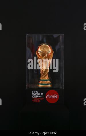 Nairobi, Kenia. 27.. Mai 2022. Die Trophäe der FIFA-Weltmeisterschaft wurde im Kenyatta International Convention Center während der öffentlichen Zuschauerveranstaltung gezeigt. Die Welttournee der FIFA-Weltcup-Trophäe wird mindestens 22 Länder umfassen, darunter Kenia. (Foto von Boniface Muthoni/SOPA Images/Sipa USA) Quelle: SIPA USA/Alamy Live News Stockfoto