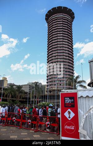 Nairobi, Kenia. 27.. Mai 2022. Kenianische Fußballfans stehen im Kenyatta International Convention Center vor der Schlange, um die Trophäe während der öffentlichen Zuschauerveranstaltung der FIFA World Cup Tour zu sehen. Die Welttournee der FIFA-Weltcup-Trophäe wird mindestens 22 Länder umfassen, darunter Kenia. (Foto von Boniface Muthoni/SOPA Images/Sipa USA) Quelle: SIPA USA/Alamy Live News Stockfoto