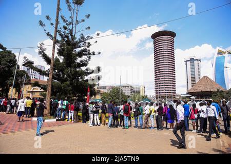 Nairobi, Kenia. 27.. Mai 2022. Kenianische Fußballfans stehen im Kenyatta International Convention Center vor der Schlange, um die Trophäe während der öffentlichen Zuschauerveranstaltung der FIFA World Cup Tour zu sehen. Die Welttournee der FIFA-Weltcup-Trophäe wird mindestens 22 Länder umfassen, darunter Kenia. (Foto von Boniface Muthoni/SOPA Images/Sipa USA) Quelle: SIPA USA/Alamy Live News Stockfoto